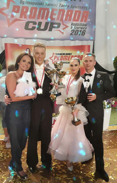 Zdobywcy najwyższej klasy tanecznej A w tańcach standardowych Patryk Plona i Mariola Orzoł z trenerami.